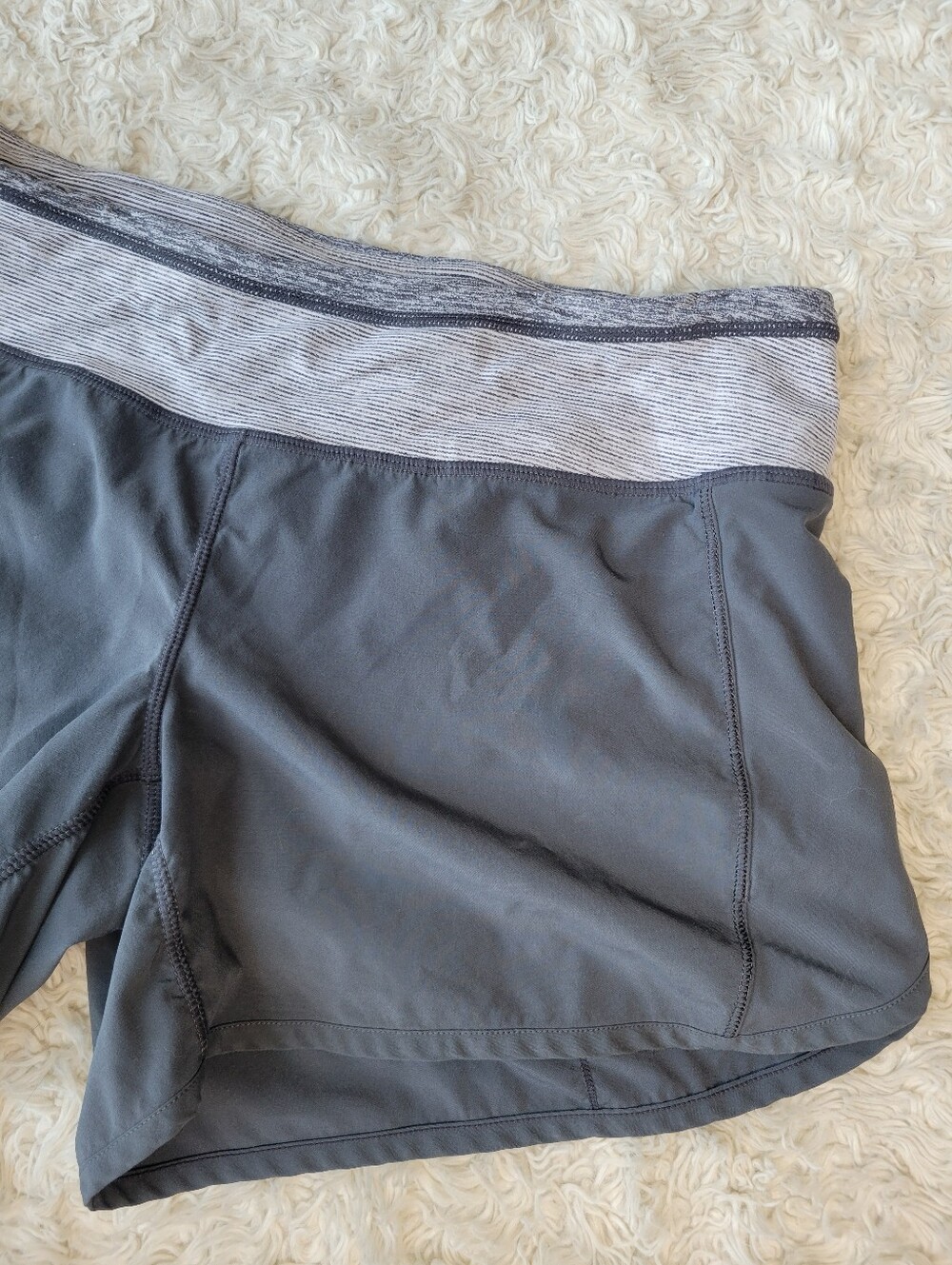 Lululemon Speed Up Short 4" Heather Coal Gray Wee Stripe Size 6 - Picture 3 of 6